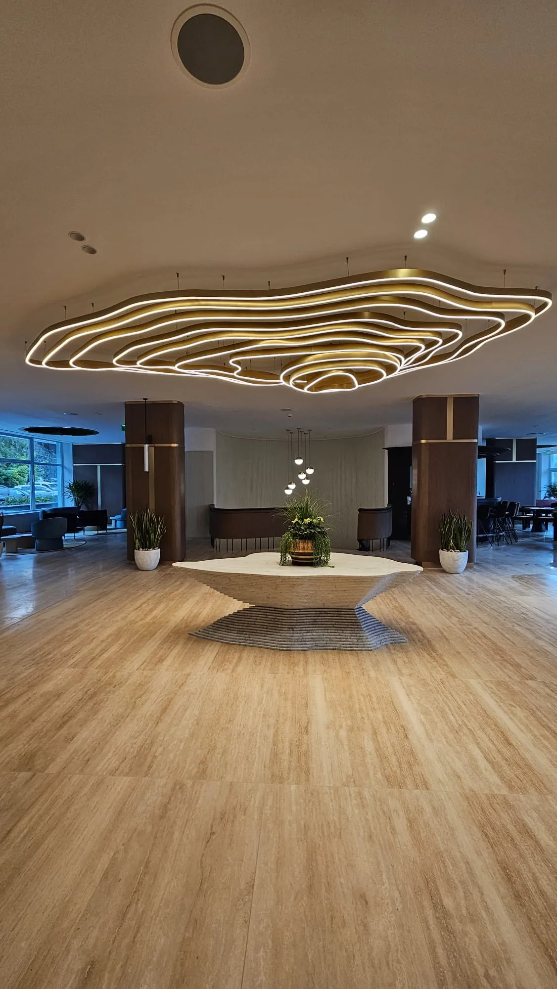 Corp de iluminat decorativ realizat de Luxline într-un spațiu comercial